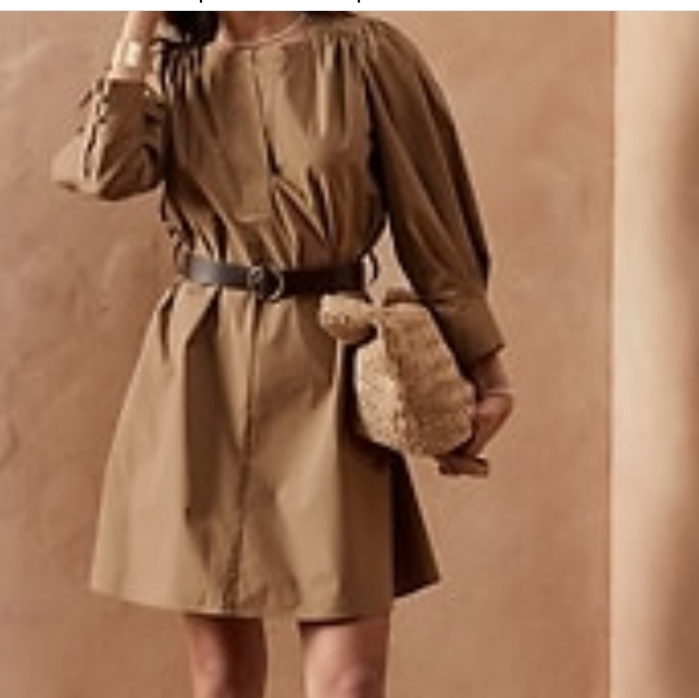 Banana Republic .. Tan .. Size Large